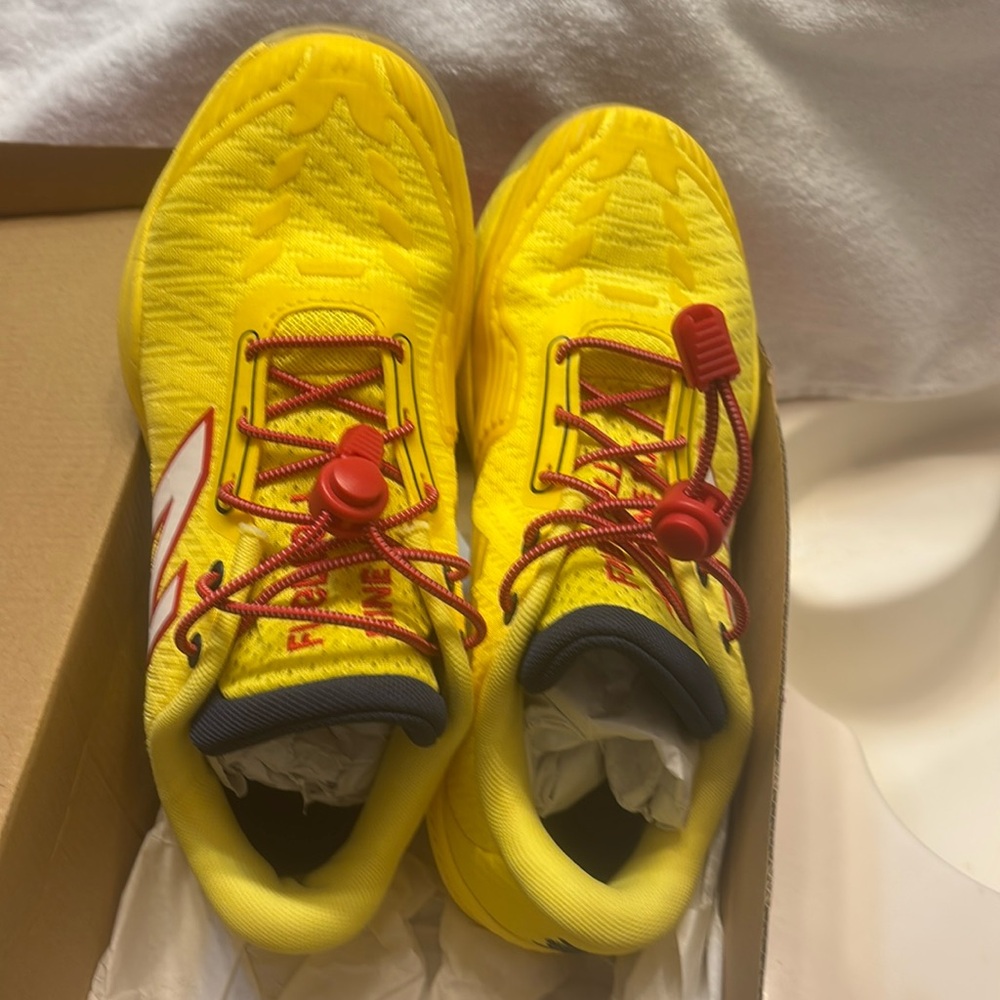 Tennis shoes